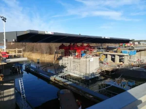 Mätkonsult som arbetar med totalstation vid Trafikverkets infrastrukturprojekt